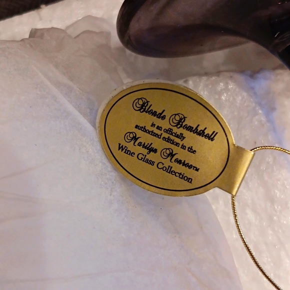 Bradford Exchange, Marilyn Monroe Collectors set of 2 wine glasses, NWT - Picture 5 of 5